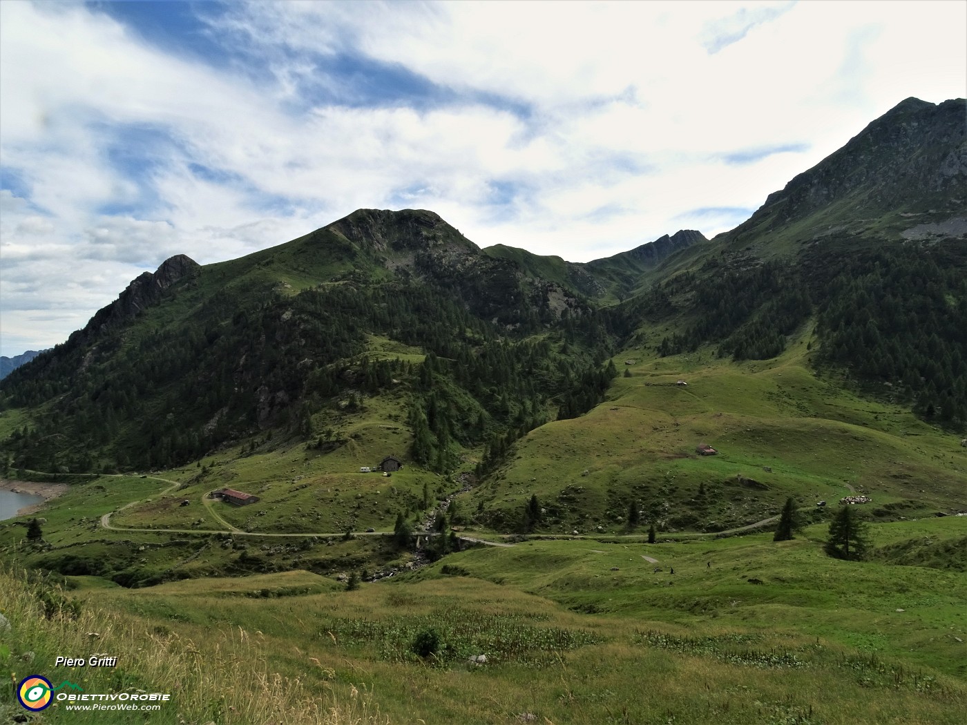 89 Rientrato nella conca del Lago di Valmora vista verso la Valle di Ponteranica discesa tra Mincucco a sx e Colombarolo a dx.JPG